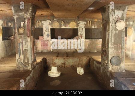 Côté interne de la tombe circulaire dans la nécropole étrusque de Cerveteri, Italie Banque D'Images