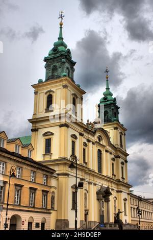 Vue de face de l'église baroque Sainte-Croix de la rue Krakowskie Przedmiescie dans le quartier de la vieille ville de Varsovie, Pologne Banque D'Images