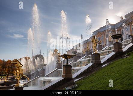 Peterhof, Saint-Pétersbourg, Russie - 06 octobre 2021 : Fontaine les jets d'eau de Grand Cascade scintillent au soleil Banque D'Images