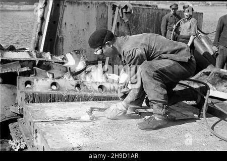 Gdynia, 1947-09.Port Gdynia.NZ. Prace demonta¿owe na wraku pancernika niemieckiego Gneisenau zatopionego u wejœcia do portu podczas II wojny œwiatowej.Spawacz tnie palnikiem metalowe elementy wraku. bk/mgs PAPGdynia, 1947 septembre.Port de Gdynia.Photo : démantèlement d'une épave du cuirassé allemand Gneisenau coulé dans le port pendant la Seconde Guerre mondialeUn soudeur coupant des éléments métalliques de l'épave. bk/mgs PAP Banque D'Images