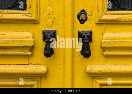 Anciens knockeurs de porte en forme de main Banque D'Images