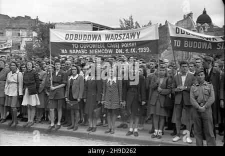 Varsovie, 1947-09-06.Uroczystoœci rozpoczêcia roku szkolnego.NZ. Wiec m³odzie¿y szkolnej na pl.Bankowym. po/ak PAPVarsovie, le 6 septembre 1947.Cérémonies d'ouverture de l'année scolaire.Photo : un rassemblement étudiant sur Bankowy Square. po/ak PAP Banque D'Images