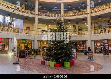 BRUXELLES, BELGIQUE - 17 DÉCEMBRE 2018 : arbre de Noël dans le centre commercial Galerie Ravenstein à Bruxelles, capitale de la Belgique Banque D'Images