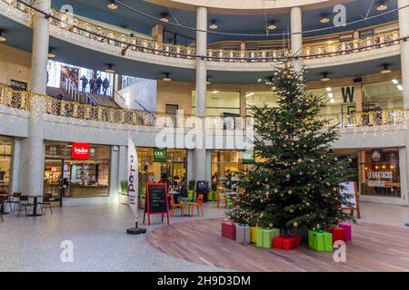 BRUXELLES, BELGIQUE - 17 DÉCEMBRE 2018 : arbre de Noël dans le centre commercial Galerie Ravenstein à Bruxelles, capitale de la Belgique Banque D'Images