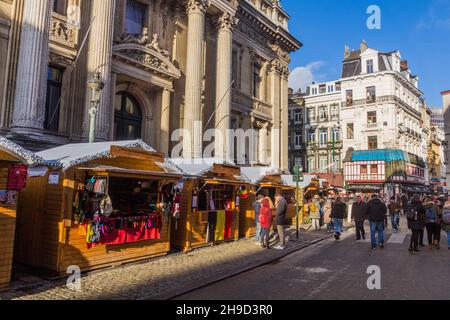 BRUXELLES, BELGIQUE - 17 DÉCEMBRE 2018 : marché de Noël autour de la Bourse de Bruxelles. Banque D'Images