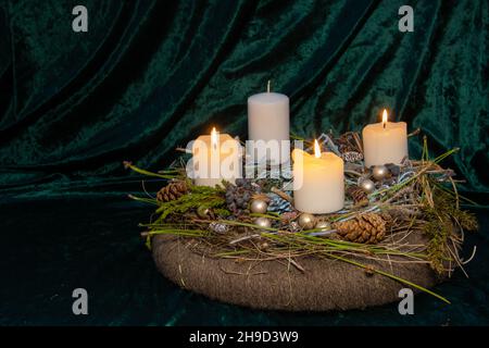 Troisième Avent - couronne de l'Avent faite soi-même avec un accent sélectif sur le premier plan avec trois bougies blanches qui brûlent, une tradition dans les quatre semaines avant Chris Banque D'Images