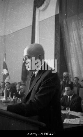 Szczecin, 1947-09-07.Trzeci Zjazd Przemys³owy Ziem Odzyskanych.Obrady W gmachu Muzeum Morskiego.NZ. Przemawia premier ministre Józef Cyrankiewicz. po/ms PAPSzczecin, 7 septembre 1947.Le 3ème Congrès industriel des territoires récupérés au Musée maritime.Photo: PM Jozef Cyrankiewicz. po/ms PAP Banque D'Images