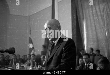 Szczecin, 1947-09-07.Trzeci Zjazd Przemys³owy Ziem Odzyskanych.Obrady W gmachu Muzeum Morskiego.NZ. Przemawia premier ministre Józef Cyrankiewicz. po/ms PAPSzczecin, 7 septembre 1947.Le 3ème Congrès industriel des territoires récupérés au Musée maritime.Photo: PM Jozef Cyrankiewicz. po/ms PAP Banque D'Images