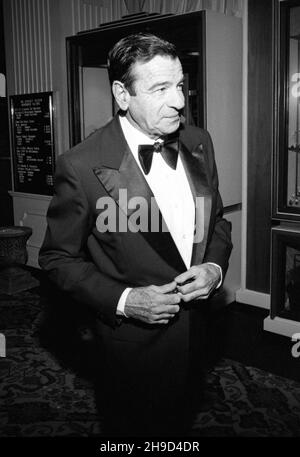 Walter Matlau au Stag Roast annuel de la ville de l'espoir en l'honneur de Pat McCormick à l'hôtel Beverly Hilton le 5 novembre 1981.Crédit: Ralph Dominguez/MediaPunch Banque D'Images