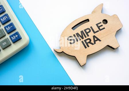 Tirelire en bois avec des mots SIMPLES IRA plans d'incitation à l'épargne plans d'allumette pour les employés. Banque D'Images