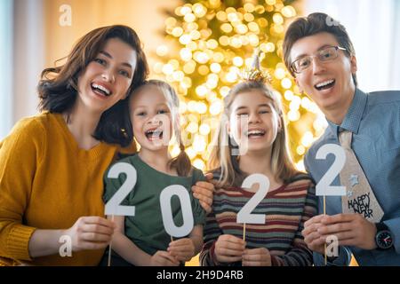 Bonne famille célébrant le nouvel an à la maison.Mère, père et enfants. Banque D'Images