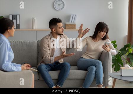Couple arabe en colère lors d'une réunion avec un conseiller matrimonial, ayant un conflit au bureau du phychologue, ayant des problèmes Banque D'Images