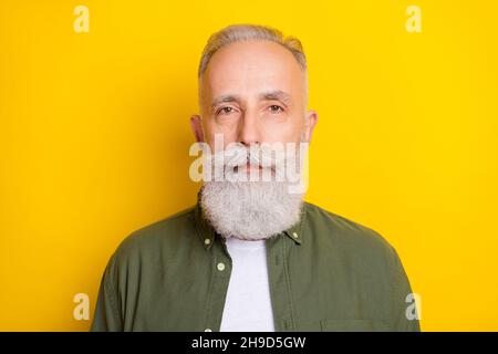 Portrait photo d'un homme plus âgé qui a l'air d'un espace vide réfléchi isolé couleur jaune vif arrière-plan Banque D'Images