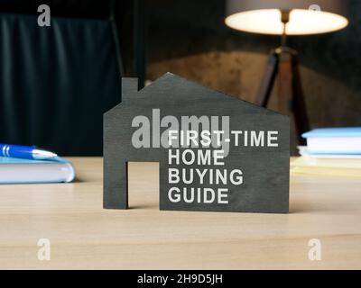 Modèle sombre de la maison avec panneau pour la première fois guide d'achat à la maison. Banque D'Images
