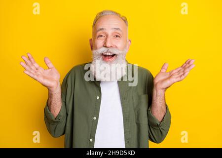 Photo portrait de l'homme âgé riant stupéfait dans des vêtements décontractés isolés sur fond jaune vif Banque D'Images