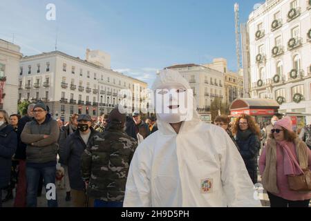 Le mouvement civique ¨Chalecos Blancos¨ a manifesté à la Puerta del sol à Madrid, en Espagne, pour protester contre la tyrannie sanitaire et exiger le droit de décider des parents avec leurs enfants et de chaque citoyen, en plus de l'asphyxie économique et de la séparation sociale sous le slogan.¨la vérité va nous libérer¨, non à la tyrannie!Liberté!!!Dans leur manifeste, ils indiquent la nouvelle loi électorale suivante.Élection directe des députés par circonscriptions avec listes ouvertes.Un Espagnol, un vote, le même dans tout le territoire espagnol.Élimination des avantages aux députés.Réduction de superfluo Banque D'Images