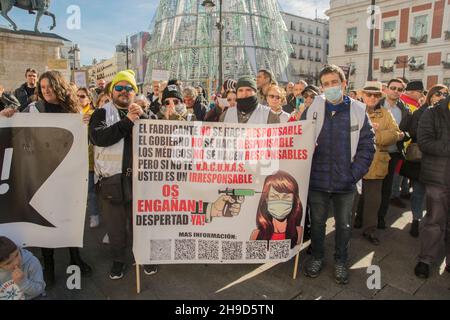 Le mouvement civique ¨Chalecos Blancos¨ a manifesté à la Puerta del sol à Madrid, en Espagne, pour protester contre la tyrannie sanitaire et exiger le droit de décider des parents avec leurs enfants et de chaque citoyen, en plus de l'asphyxie économique et de la séparation sociale sous le slogan.¨la vérité va nous libérer¨, non à la tyrannie!Liberté!!!Dans leur manifeste, ils indiquent la nouvelle loi électorale suivante.Élection directe des députés par circonscriptions avec listes ouvertes.Un Espagnol, un vote, le même dans tout le territoire espagnol.Élimination des avantages aux députés.Réduction de superfluo Banque D'Images