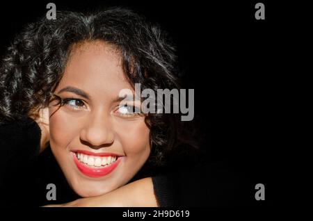 Un portrait de jeune femme africaine adorable et magnifique, regardant directement vers l'espace de copie.Gros plan Banque D'Images