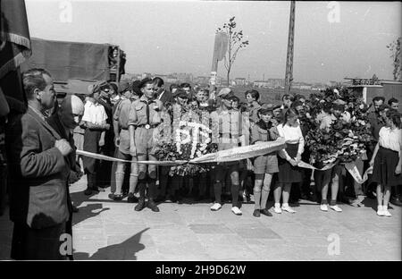 Varsovie, 1947-09-14.Uroczystoœci W trzeci¹ rocznicê wyzwolenia dzielnicy Praga przez wojska polskie i radzieckie.NZ. Delegacje harcerskie z wieñcami ufundowanymi przez Towarzystwwwo Przyjació³ ¯o³nierza. po/mgs PAPVarsovie, le 14 septembre 1947.Cérémonies marquant le 3e anniversaire de la libération du district de Praga par les soldats polonais et soviétiques.Photo : délégations scoutes avec des couronnes de la Société des amis du soldat. po/mgs PAP Banque D'Images