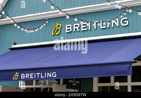 Bicester, Angleterre - juin 2021 : panneau au-dessus de l'entrée d'une branche de montres Breitling Banque D'Images