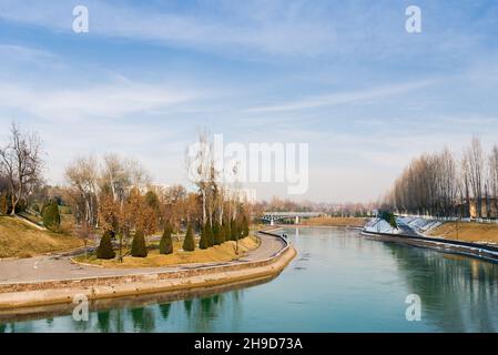 Tachkent.Ouzbékistan.Novembre 2021.Le remblai de la rivière Ankhor au complexe commémoratif à la mémoire des victimes de la répression Banque D'Images