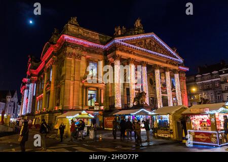 BRUXELLES, BELGIQUE - 17 DÉCEMBRE 2018 : marché de Noël autour de la Bourse de Bruxelles. Banque D'Images