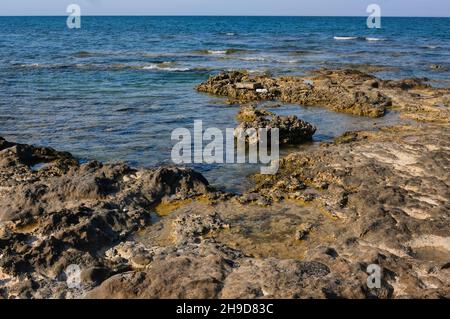 Paysage idyllique du sud de l'Italie Puglia, Torre Guaceto réserve naturelle authentique nature avec de merveilleux nuages Banque D'Images