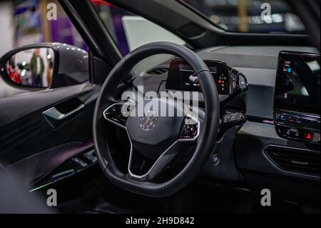Riga, Lettonie, 24 septembre 2021 : Volkswagen ID.4 volant et tableau de bord SUV entièrement électriques Banque D'Images