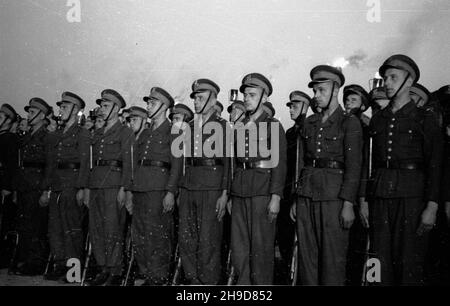 Varsovie, 1947-09-16.Trzecia rocznica desantu ¿o³nierzy 1 Dywizji Wojska Polskiego im.Koœciuszki na lewym brzegu Wis³y.NZ. apel poleg³ych na Przyczó³ku Czerniakowskim. bk/mgs PAPVarsovie, le 16 septembre 1947.Le 3e anniversaire de l'atterrissage des soldats de l'armée polonaise Tadeusz Kosciuszko 1ère Division sur la rive gauche de la Vistule.Photo: Appel d'un rouleau d'honneur sur Przyczolek Czerniakowski. bk/mgs PAP Banque D'Images