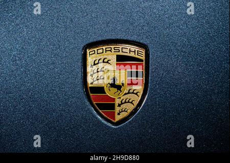 Riga, Lettonie, 24 septembre 2021 : vue du logo de la société Porsche sur le capot de la voiture bleue, gros plan Banque D'Images