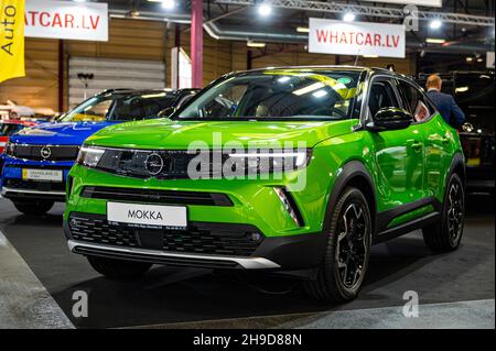 Riga, Lettonie, 24 septembre 2021: Véhicule électrique vert Opel Mokka-e première à un salon de l'automobile, modèle 2021, vue avant Banque D'Images