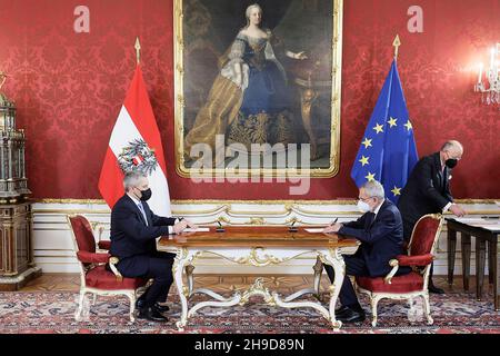 Vienne, Autriche.6 décembre 2021.Le nouveau chancelier autrichien Karl Nehammer (L) et le président autrichien Alexander Van der Bellen signent le document lors de la cérémonie d'assermentation à Vienne, en Autriche, le 6 décembre 2021.Le gouvernement fédéral autrichien a été remanié lundi et Karl Nehammer a été assermenté comme nouveau chancelier du pays.Credit: Georges Schneider/Xinhua/Alay Live News Banque D'Images