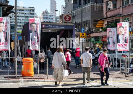 Hong Kong, Chine.05e décembre 2021.Les piétons se promeuvent devant les travailleurs de campagne vus en faveur de la candidate Leung Man-kwong pour les prochaines élections législatives du Conseil prévu le 19 décembre, à Hong Kong.Crédit : SOPA Images Limited/Alamy Live News Banque D'Images