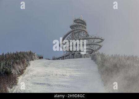 Vue d'hiver sur la promenade en ciel de Dolni Morava, Tchéquie Banque D'Images