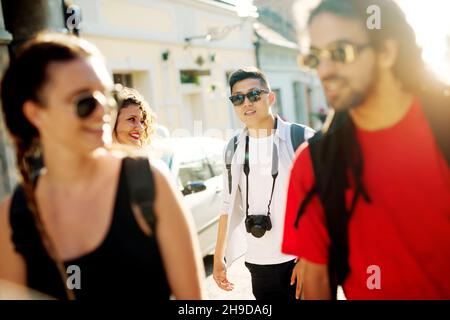 Couples multiraciaux à l'exploration d'une ville, touristes heureux à la découverte de nouveaux emplacements. Banque D'Images