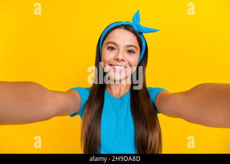 Photo de jeune fille charmante gaie Shoot selfie blogging vacances isolé sur fond jaune de couleur Banque D'Images