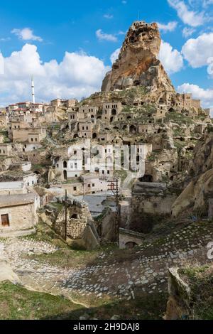 Vue sur la ville d'Ortahisar avec son superbe château de Sivrikoya.Cappadoce, Turquie. Banque D'Images