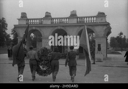 Varsovie, 1947-09-23.Plac Zwyciêstwa.NZ. Przedstawiciele Czechos³owackich Brygad Odbudowy sk³adaj¹ wieniec przed Grobem Nieznanego ¯o³nierza. bk/mgs PAPVarsovie, le 23 septembre 1947.Place Zwyciestwa.Photo : des représentants des Brigades tchécoslovaques en reconstruction posant une couronne devant la tombe du soldat inconnu. bk/mgs PAP Banque D'Images