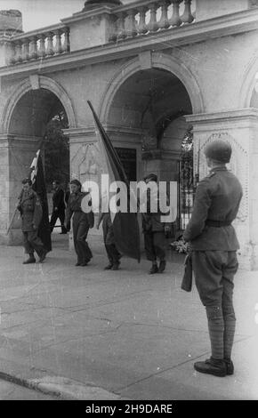 Varsovie, 1947-09-23.Plac Zwyciêstwa.NZ. Przedstawiciele Czechos³owackich Brygad Odbudowy przed Grobem Nieznanego ¯o³nierza po z³o¿eniu wieñców. bk/mgs PAPVarsovie, le 23 septembre 1947.Place Zwyciestwa.Photo : des représentants des Brigades tchécoslovaques en reconstruction posant une couronne devant la tombe du soldat inconnu. bk/mgs PAP Banque D'Images