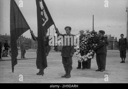 Varsovie, 1947-09-23.Plac Zwyciêstwa.NZ. Przedstawiciele Czechos³owackich Brygad Odbudowy sk³adaj¹ wieniec przed Grobem Nieznanego ¯o³nierza. bk/mgs PAPVarsovie, le 23 septembre 1947.Place Zwyciestwa.Photo : des représentants des Brigades tchécoslovaques en reconstruction posant une couronne devant la tombe du soldat inconnu. bk/mgs PAP Banque D'Images