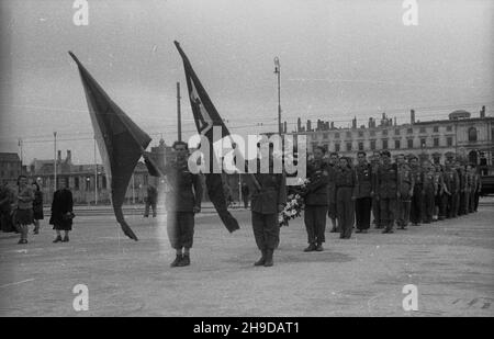 Varsovie, 1947-09-23.Plac Zwyciêstwa.NZ. Przedstawiciele Czechos³owackich Brygad Odbudowy sk³adaj¹ wieniec przed Grobem Nieznanego ¯o³nierza. bk/mgs PAPVarsovie, le 23 septembre 1947.Place Zwyciestwa.Photo : des représentants des Brigades tchécoslovaques en reconstruction posant une couronne devant la tombe du soldat inconnu. bk/mgs PAP Banque D'Images