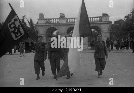 Varsovie, 1947-09-23.Plac Zwyciêstwa.NZ. Przedstawiciele Czechos³owackich Brygad Odbudowy przed Grobem Nieznanego ¯o³nierza po z³o¿eniu wieñców. bk/mgs PAPVarsovie, le 23 septembre 1947.Place Zwyciestwa.Photo : des représentants des Brigades tchécoslovaques en reconstruction posant une couronne devant la tombe du soldat inconnu. bk/mgs PAP Banque D'Images