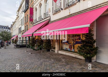 BRUXELLES, BELGIQUE - 18 DÉCEMBRE 2018 : boutique décorée de Noël à Bruxelles, capitale de la Belgique Banque D'Images