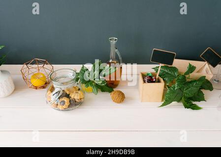 Accessoires de cuisine et vaisselle.Décor dans la cuisine de la maison.Biscuits dans un vase en verre.Une bouteille d'huile végétale. Banque D'Images