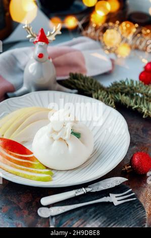 Fromage Burata de Buffalo avec poire.Traditionnel italien, frais, blanc de fromage burrata boule de mozzarella et de crème sur une assiette ronde avec Banque D'Images