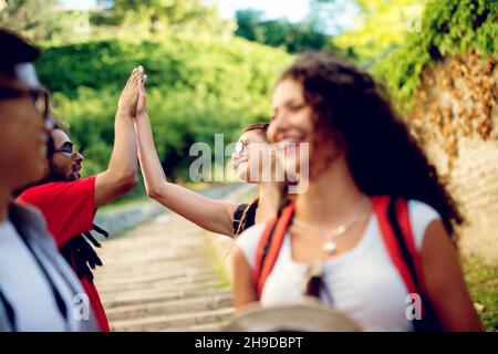 Couple multiracial explorant une ville, touristes heureux à la découverte de nouveaux emplacements. Banque D'Images