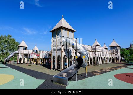 Jeu coloré pour enfants avec jouets et matériaux plastiques et métalliques lors d'une journée ensoleillée d'été dans le parc Izvor (Parcul Izvor) à Bucarest, Roma Banque D'Images