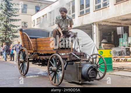 ZAMBERK, TCHÉQUIE - 15 SEPTEMBRE 2018 : un jeune homme conduit une petite voiture à vapeur. Banque D'Images