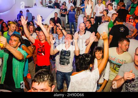 Odessa, Ukraine 28 juin 2013: Discothèque dj Party personnes profiter de la musique danse son avec lumière colorée avec machine à fumée et spectacle de lumières. Couleur Banque D'Images