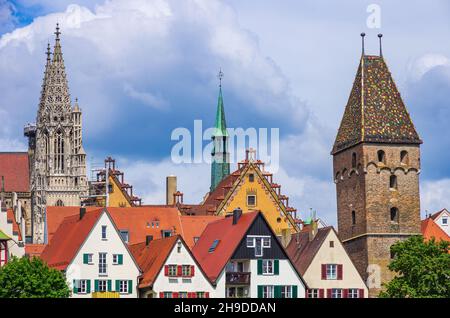 Ulm, Bade-Wurtemberg, Allemagne : les maisons historiques du quartier des pêcheurs, la vieille muraille de la ville, la Tour penchée et le Minster. Banque D'Images